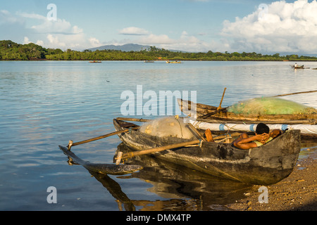 Peuple malgache en attente dans un outrigger canoe Banque D'Images