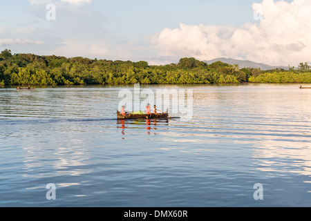 Peuple malgache aller à la pêche dans un outrigger canoe Banque D'Images