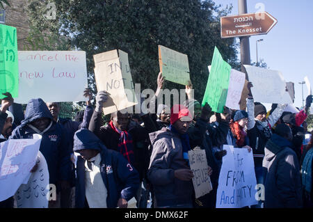 Jérusalem, Israël. 17 décembre 2013. Les migrants africains mars à la Knesset après avoir déserté le centre de détention des 'Holot dans le Néguev, ouvert pendant la journée mais verrouillés dans la nuit avec un effectif. Avec un délai de 48 heures à venir qu'ils font face à des risques d'incarcération plus strictes. Jérusalem, Israël. 17-Dec-2013. Quelque 200 migrants africains et des militants des droits de manifestation devant le bureau du premier ministre. Les migrants, comme illégale des infiltrés ou demandeurs d'asile selon le point de vue politique, la demande l'examen de leur demande d'asile. Credit : Alon Nir/Alamy Live News Banque D'Images