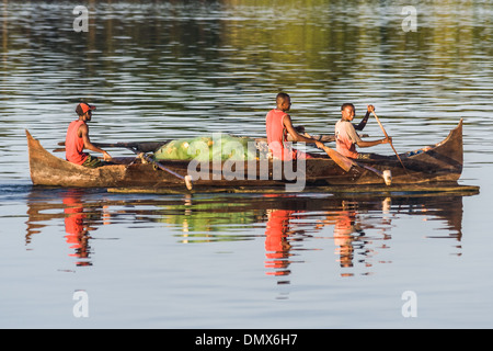 Peuple malgache aller à la pêche dans un outrigger canoe Banque D'Images