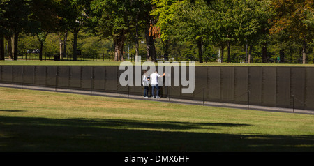 WASHINGTON, DC, USA - Couple au Vietnam Veterans Memorial. Banque D'Images