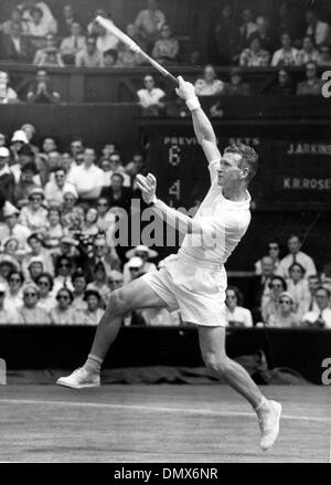 26 juin 1953 - Wimbledon, Angleterre, Royaume-Uni - J. ARKINSTALL de l'Australie, à jouer contre K.R. Rosewall, également de l'Australie, à Wimbledon aujourd'hui. ARKINSTALL a remporté les deux premières manches. (Crédit Image : © Keystone Photos USA/ZUMAPRESS.com) Banque D'Images
