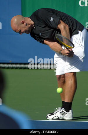 Déc 03, 2005 ; Delray Beach, FL, USA ; Tennis star Murphy Jensen fait ce qu'il appelle ce servir de Tiger Woods (frapper la balle sur la surface de la cour) au cours de son match de double avec son partenaire Michael W. Smith contre son frère Luc Jensen et acteur Alan Thicke au 2005 Chris Evert Banque d'Amérique à l'Pro-Celebrity Classic Tennis Delray Beach Tennis Center, samedi. C Obligatoire Banque D'Images