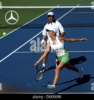 Déc 03, 2005 ; Delray Beach, FL, USA ; Chris Evert s'exécute après un tir au 2005 Chris Evert Banque d'Amérique à l'Pro-Celebrity Classic Tennis Delray Beach Tennis Center, samedi. Ici Jon Lovitz partenaire regarde, ils étaient en train de jouer Frederique et Sebastein Grosjean. Crédit obligatoire : Photo par Bob Shanley/Palm Beach Post /ZUMA Press. (©) Copyright 2005 par Palm Beach Post Banque D'Images