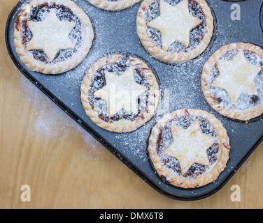 Tartes à la crème hachée au sucre glace maison sur plaque de cuisson Banque D'Images