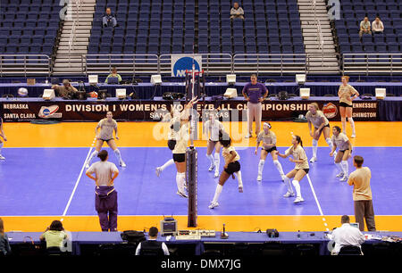 Déc 14, 2005 ; San Antonio, TX, USA ; Basket Volley-ball : l'équipe de volley-ball de l'Université de Washington pour le championnat NCAA pratiques tournoi au Alamodome. Crédit obligatoire : Photo par Lisa Krantz/San Antonio Express-News/ZUMA Press. (©) Copyright 2005 par San Antonio Express-News Banque D'Images