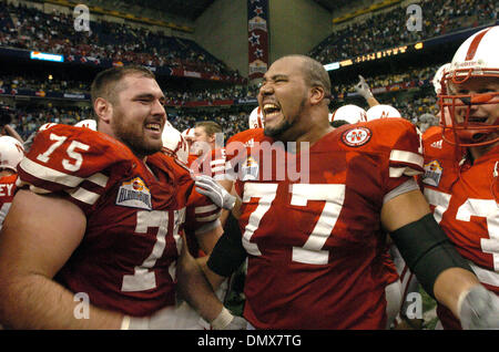 Dec 28, 2005 ; San Antonio, TX, USA ; NCAA Football : Nebraska célèbre sa victoire lors de la victoire sur les Cornhuskers du Nebraska Michigan Wolverines dans l'Alamo Bowl 2005 à l'Alamodome de San Antonio, Texas. Crédit obligatoire : Photo par T Reel/San Antonio Express-News/ZUMA Press. (©) Copyright 2005 par San Antonio Express-News Banque D'Images