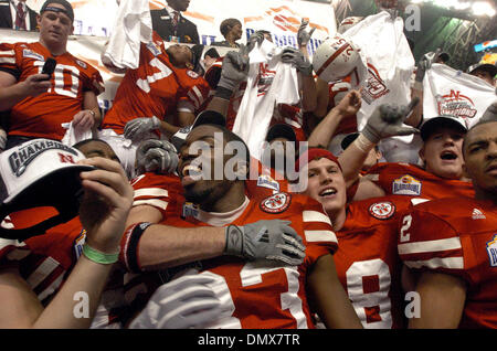 Dec 28, 2005 ; San Antonio, TX, USA ; NCAA Football : Nebraska célèbre sa victoire lors de la victoire sur les Cornhuskers du Nebraska Michigan Wolverines dans l'Alamo Bowl 2005 à l'Alamodome de San Antonio, Texas. Crédit obligatoire : Photo par T Reel/San Antonio Express-News/ZUMA Press. (©) Copyright 2005 par San Antonio Express-News Banque D'Images