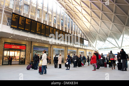 Contrôle des passagers horaires de train à la gare de Kings Cross Station, terminus de la ligne côtière est, Londres, Angleterre. Banque D'Images