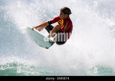 Jan 01, 2006 ; Narrabeen, NSW, Australie, l'Australian STERLING SPENCER pendant le Billabong World Junior Championships ayant lieu à North Narrabeen, NSW, Australie dans des conditions étouffantes au jour de l'an à Sydney. Le Billabong World Junior Championships est le plus prestigieux concours junior. Il a donné lieu à certains des plus grands noms du sport - trois-fois FosterÕs Banque D'Images