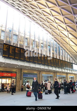 Contrôle des passagers horaires de train à la gare de Kings Cross Station, terminus de la ligne côtière est, Londres, Angleterre. Banque D'Images