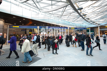 Les passagers arrivant à la gare de Kings Cross, Londres, Angleterre. Banque D'Images