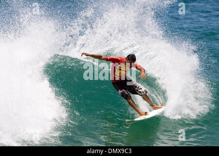 Jan 01, 2006 ; Narrabeen, NSW, Australie ; la défense de Billabong, Championne du Monde Junior Brasilian PABLO PAULINO était en forme dominante au Billabong World Junior Championships ayant lieu à North Narrabeen, NSW, Australie aujourd'hui. Paulino advanced directement au troisième tour de l'événement et à l'écart de l'Afrique du Sud et de l'anglais Nel Keegan surfer Jean Sébastien Estienne à la ronde des perdants. T Banque D'Images