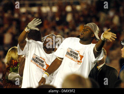 Jan 04, 2006 ; Pasadena, CA, USA ; Texas longhorns quarterback Vince Young, droite, et ses coéquipiers célèbrent leur victoire sur l'USC Rose Bowl de Pasadena, en Californie le 4 janvier 2006. Crédit obligatoire : Photo par B Calzada San Antonio/Express/ZUMA Press. (©) Copyright 2006 by B Calzada/San Antonio Express Banque D'Images