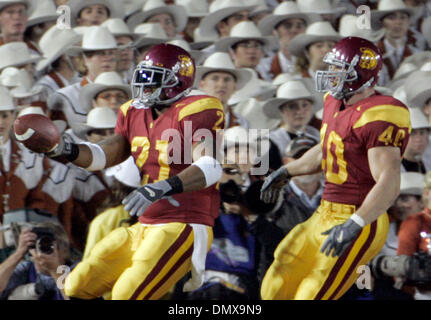 Jan 04, 2006 ; Pasadena, CA, USA ; l'USC Trojans LENDALE WHITE (21) célèbre son premier trimestre avec touchdown coéquipier (40) BRANDON HANCOCK contre le Texas longhorns au premier trimestre au Rose Bowl de Pasadena crédit obligatoire : Photo par Armando Arorizo/ZUMA Press. (©) Copyright 2006 by Arorizo Banque D'Images