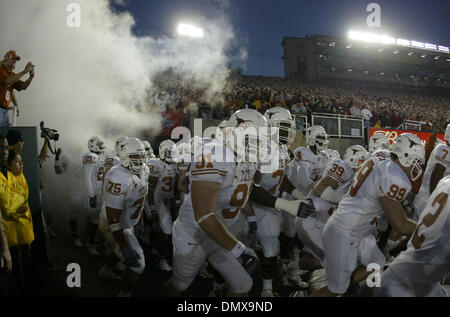 Jan 04, 2006 ; Pasadena, CA, USA ; Texas Longhorn joueurs et entraîneurs se précipiter sur le terrain pour le championnat national à la 92e Rose Bowl de Pasadena, Californie, 4 janvier 2006. Crédit obligatoire : Photo par Armando Arorizo/ZUMA Press. (©) Copyright 2006 by Arorizo Banque D'Images