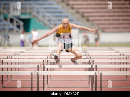 Jan 19, 2006 ; Christchurch, Nouvelle-Zélande ; RAD LEOVIC, 78, de l'Australie montre sa forme gagnante dans le 80m haies à l'Europe de l'Association Master 13 athlètes d'athlétisme. Leovic, concurrentes chez les hommes 75-79 ans plus tard, a pris la deuxième au 300m haies. Crédit obligatoire : Photo par P.J. Heller/ZUMA Press. (©) Copyright 2006 par P.J. Heller Banque D'Images