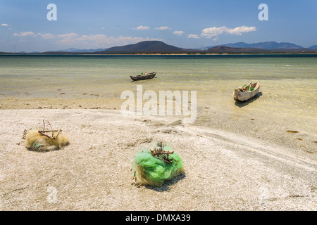 Les bateaux de pêche et le bénéfice net dans le sud de Madagascar Banque D'Images