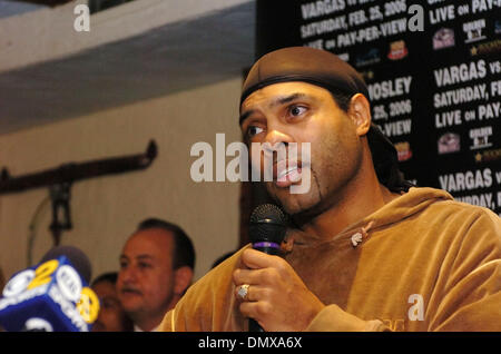 Jan 24, 2006 ; Los Angeles, CA, USA ; 'Sugar' Shane Mosley, le formateur de JOHN DAVID JACKSON parle à la presse à la conférence de presse de Los Angeles pour son prochain combat contre Poids welter Junior 'féroces' Fernando Vargas le 25 février à l'hôtel Mandalay Bay, à Las Vegas. Une note intéressante est le fait que ce combat est promu par Oscar De La Hoya's Golden Boy Promotions Banque D'Images