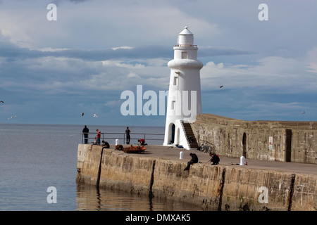 La pêche en mer phare macduff pier côte de Moray Banque D'Images