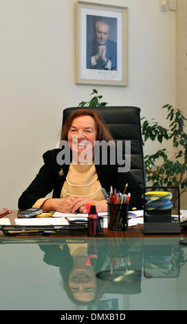 Nouvel ambassadeur tchèque au Slovaquie Livia Klausova parle aux journalistes tchèques dans son bureau à Bratislava, Slovaquie le 17 décembre 2013. (CTK Photo/Jan Koller) Banque D'Images