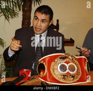 Jan 26, 2006 ; Los Angeles, CA, USA ; l'IBF champion léger JÉSUS CHAVEZ (42-3 28 KO) assiste à la conférence de presse de Los Angeles pour son prochain IBF World Lightweight championship contre 3 fois World champion poids plume Marco Antonio Barrera (61-4 42 KO le 25 mars au MGM Grand de Las Vegas, NV. Crédit obligatoire : Photo par Rob DeLorenzo/ZUMA Press. (©) Copyrigh Banque D'Images