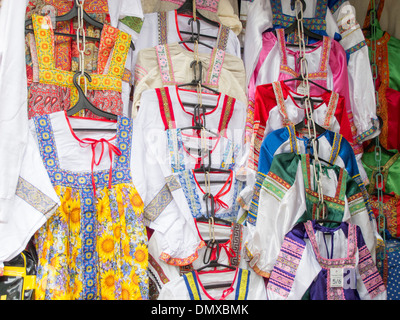 Costumes traditionnels russes chers en vente au marché Izmaylovo à Moscou, Fédération de Russie Banque D'Images