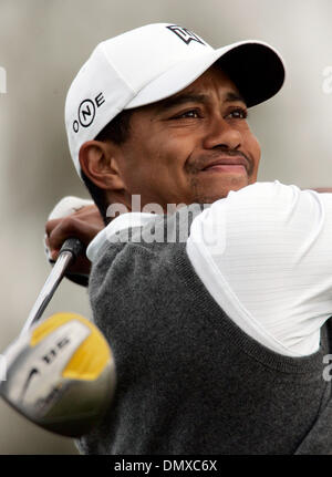 Jan 28, 2006 ; La Jolla, CA, USA ; GOLF : tiger woods chasse du 2ème tee au cours de la Buick Invitational 2006. Crédit obligatoire : Photo par Sean M Haffey/San Diego Union Européenne T/ZUMA Press. (©) Copyright 2006 par San Diego Union Européenne T Banque D'Images