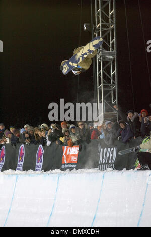 Jan 26, 2006 ; Aspen, Colorado, USA ; Shaun White, 19 ans, de Carlsbad, CA, participe à l'hiver X-Games à Aspen, CO. WHITE a remporté une médaille d'or dans le halfpipe et slopestyle. WHITE va représenter les États-Unis aux Jeux Olympiques, demi-lune, la concurrence. Crédit obligatoire : Photo par K.C. Alfred/San Diego Union Européenne T/ZUMA Press. (©) Copyright 2006 par San Diego Union Européenne T Banque D'Images