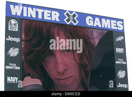 Jan 26, 2006 ; Aspen, Colorado, USA ; Shaun White, 19 ans, de Carlsbad, CA, participe à l'hiver X-Games à Aspen, CO. WHITE a remporté une médaille d'or dans le halfpipe et slopestyle. WHITE va représenter les États-Unis aux Jeux Olympiques, demi-lune, la concurrence. Crédit obligatoire : Photo par K.C. Alfred/San Diego Union Européenne T/ZUMA Press. (©) Copyright 2006 par San Diego Union Européenne T Banque D'Images