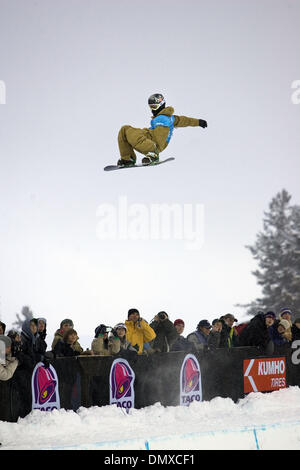 Jan 28, 2006 ; Aspen, Colorado, USA ; Pro snowboarder shaun white, 19 ans, de Carlsbad, CA, remporte une médaille d'or dans le halfpipe et slopestyle. White va représenter les États-Unis dans le halfpipe olympique Jeux Olympiques 2006 à Turin la concurrence en Italie. Crédit obligatoire : Photo par K.C. Alfred/SDU-T/ZUMA Press. (©) Copyright 2006 by SDU-T Banque D'Images