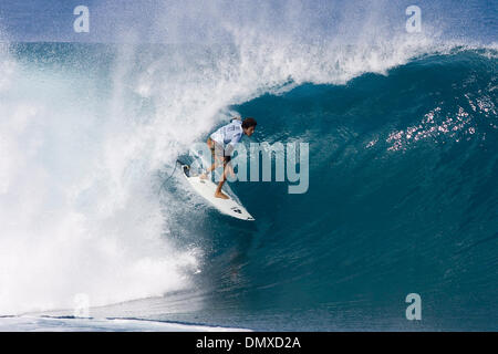 Feb 07, 2006 ; Pipeline, Oahu, Hawaii, USA ; et Californien Maître ROB MACHADO Pipeline (en photo) (Californie, Cardiff, 32 ans) a marqué un perfect ten point pour gagner la finale du Championnat Monster Energy Pro sur la côte nord d'Oahu aujourd'hui. Dans la finale Machado beat Hawaiiens Fred Pattachia (Oahu) et Ian Walsh (Maui) et péruvien Gabriel Villaran. Machado a empoché US$10 000,00 pour l'hi Banque D'Images