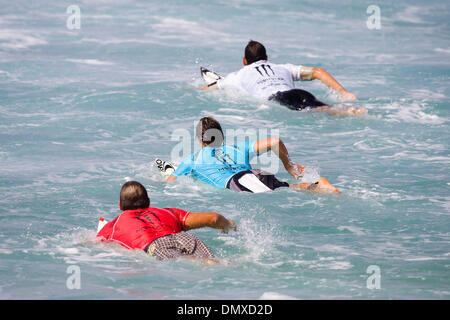 Feb 07, 2006 ; Pipeline, Oahu, Hawaii, USA ; natation synchronisée comme demi-finalistes dans le Monster Energy Pro:Hawaiiens PANCHO SULLIVAN, Ian Walsh et DUSTIN BARCA pagayer dans le line-up à l'de Banzai Pipeline sur la côte nord d'Oahu aujourd'hui. Le Monster Energy Pipeline Pro est un quatre étoiles World Qualifying Series (WQS) événement avec un US$75 bourse 000. L'événement consistait en une Banque D'Images