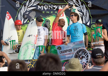 Feb 07, 2006 ; Pipeline, Oahu, Hawaii, USA ; et Californien Maître ROB MACHADO Pipeline (photo deuxième à droite en bleu) (Californie, Cardiff, 32 ans) a marqué un perfect ten point pour gagner la finale du Championnat Monster Energy Pro sur la côte nord d'Oahu aujourd'hui. Dans la finale Machado beat Hawaiiens Fred Pattachia (Oahu) et Ian Walsh (Maui) et péruvien Gabriel Villaran. Pockete Machado Banque D'Images