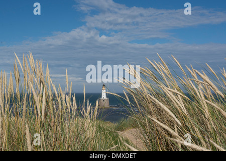 Rattray head lighthouse avec dunes près de st fergus terminal de gaz avec de l'herbe marran et plage de sable Banque D'Images