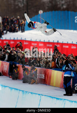 Feb 12, 2006 ; Bardonecchia, Italie ; XX Jeux Olympiques d'hiver : Shaun White de l'United States célèbre avec un tour d'honneur sur sa deuxième course après avoir remporté la médaille d'or pour le men's half pipe Snowboard sur la concurrence le 12 février 2006. White a remporté l'or sur le premier de ses deux manches. C'est sa deuxième au cours de l'hiver de 2006 à Turin les Jeux Olympiques. Crédit obligatoire : Photo par K.C. Alfred/ Banque D'Images