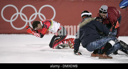 Feb 14, 2006 ; Turin, Piémont, Italie, Torino 2006 JEUX OLYMPIQUES D'HIVER : américain Ted Ligety est aidé jusqu'Mardi 14 février 2006 par ses coéquipiers après qu'il a remporté la médaille d'or de la descente masculine associée au cours du XX Jeux Olympiques d'hiver à Turin, Italie alors que le médaillé d'argent de la Croatie Ivica Kostelic tombe à genoux dans l'arrière-plan. Crédit obligatoire : Photo de William Luther/San Antoni Banque D'Images