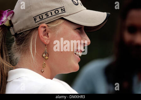 18 févr., 2006 ; Kahuku, HI, USA ; la troisième et dernière journée où Morgan Pressel fait concurrence au SBS Open at Turtle Bay Resort, qui a eu lieu sur la Côte-Nord à Kahuku, Hawaii. Ici, elle sourit tout en étant interviewé à la fin du tournoi. Crédit obligatoire : Photo par Libby Volgyes/Palm Beach Post/ZUMA Press. (©) Copyright 2006 par Palm Beach Post Banque D'Images