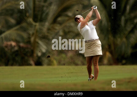 18 févr., 2006 ; Kahuku, HI, USA ; la troisième et dernière journée où Morgan Pressel fait concurrence au SBS Open at Turtle Bay Resort, qui a eu lieu sur la Côte-Nord à Kahuku, Hawaii. Ici, elle frappe sur le vert sur le 14e trou. Crédit obligatoire : Photo par Libby Volgyes/Palm Beach Post/ZUMA Press. (©) Copyright 2006 par Palm Beach Post Banque D'Images