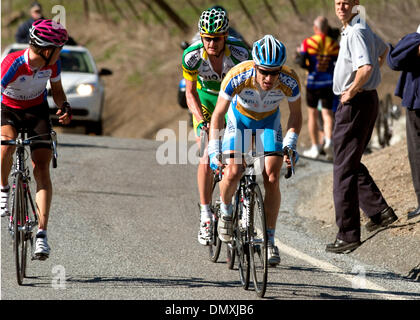 21 févr. 2006 ; San Francisco, CA, USA ; Levi Leipheimer leader de la course et LLOYD LANDIS sur scène 2 : Sierra Road grimper durant le Tour de Californie 2006. L'étape 7, 8 jours de l'événement se termine le 26 février à Redondo Beach. Crédit obligatoire : Photo par Beth Schneider/ZUMA Press. (©) Copyright 2006 par Beth Schneider Banque D'Images