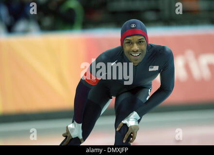 21 févr. 2006 ; Turin, Piémont, Italie, Torino 2006 JEUX OLYMPIQUES D'HIVER : Italie, Enrico Fabris a profité de la foule locale et stimuler l'Américain Shani Davis a battu par 16 d'une seconde pour gagner la médaille d'or dans l'épreuve du 1500 mètres de patinage de vitesse mardi soir à l'Oval Lingotto à Turin. Chad Hedrick des États-Unis a pris la médaille de bronze. Dans cette photo : Après la dernière course de la soirée, Shani Banque D'Images