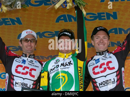 Feb 22, 2006 ; San Jose, CA, USA ; Floyd Landis (CTR), Bobby Julich DAVE & ZABRISKE après l'étape 3 de l'édition 2006 du Tour de Californie cycliste crédit obligatoire : Photo par Beth Schneide/ZUMA Press. (©) Copyright 2006 par Beth Schneider Banque D'Images