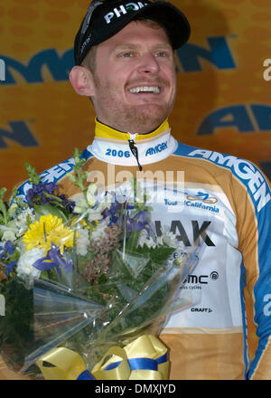 Feb 22, 2006 ; San Jose, CA, USA ; Floyd Landis sourire sur le podium après avoir remporté le maillot de leader lors de l'étape 3 de l'édition 2006 du Tour de Californie cycliste crédit obligatoire : Photo par Beth Schneide/ZUMA Press. (©) Copyright 2006 par Beth Schneider Banque D'Images