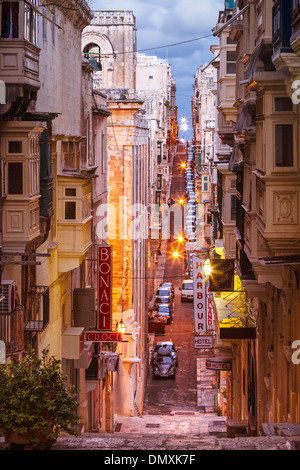 Rue Sainte-ursule typique avec des oriels, La Valette, Malte. Banque D'Images