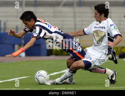 26 févr., 2006 ; Mexico ; Mexique (26.02.2006) Le milieu de terrain Diego Ordaz Rayados de Monterrey (L) est souillée par les Pumas UNAM defender Israël Castro au cours de leur match de soccer à l'Université de la ville de Mexico Stadium. UNAM lié 0-0 à Monterrey. Crédit obligatoire : photo par Javier Rodriguez/ZUMA Press. (©) Copyright 2006 par Javier Rodriguez Banque D'Images