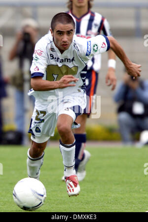 26 févr., 2006 ; Mexico ; milieu de Pumas UNAM Fernando Morales en action pendant le match de foot avec les Rayados De Monterrey au Mexique Ville University Stadium. UNAM lié 0-0 à Monterrey. Crédit obligatoire : photo par Javier Rodriguez/ZUMA Press. (©) Copyright 2006 par Javier Rodriguez Banque D'Images