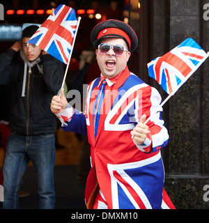 Homme portant un costume Union Jack à l'extérieur d'une boutique touristique à Londres Banque D'Images