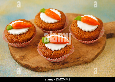 Cupcakes avec les carottes. Recette disponible. Banque D'Images