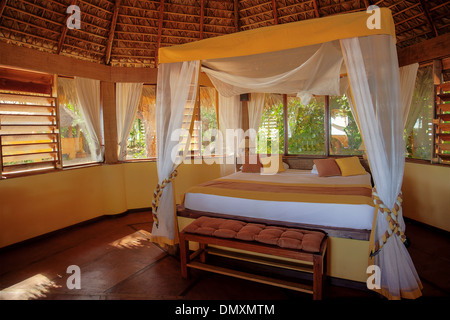 Chambre d'un luxueux bungalow tropical Banque D'Images