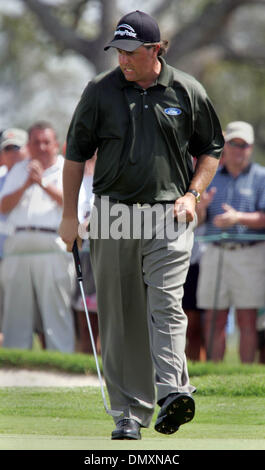 Mar 03, 2006 ; Miami, FL, USA ; Phil Mickelson réagit à faire un birdie sur le 16e trou au cours de la deuxième série. Mickelson a été attaché avec Tiger Woods à 13 en vertu de l'article : Photo de crédit obligatoire par Allen Eyestone/Palm Beach Post /ZUMA Press. (©) Copyright 2006 par Palm Beach Post Banque D'Images